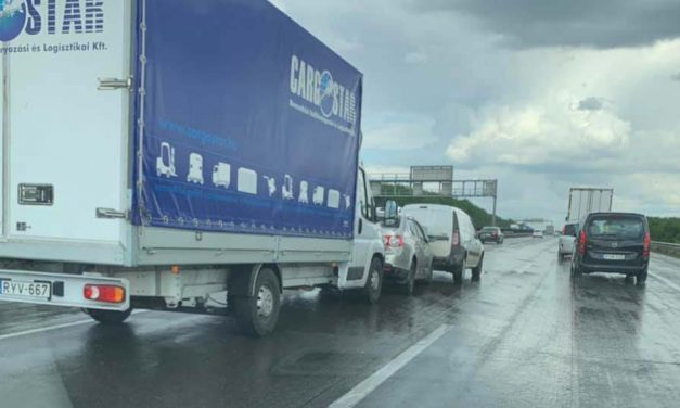 Három autó ütközött az M0-áson, óriási a torlódás