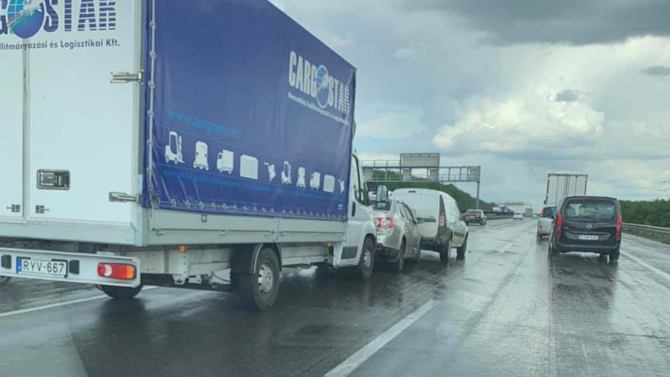 Három autó ütközött az M0-áson, óriási a torlódás