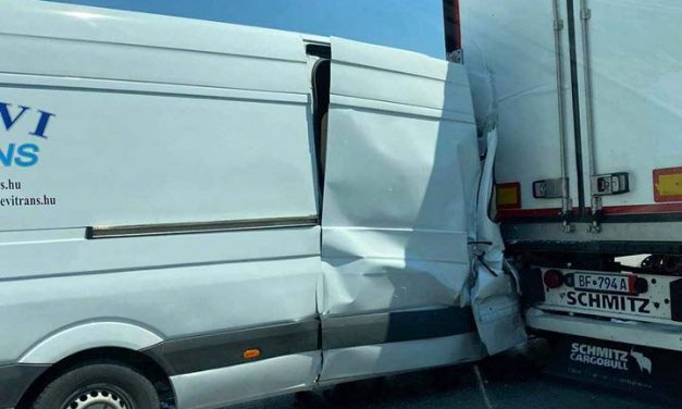Óriási dugó várható az M3-ason, mentők is érkeztek a baleset helyszínére