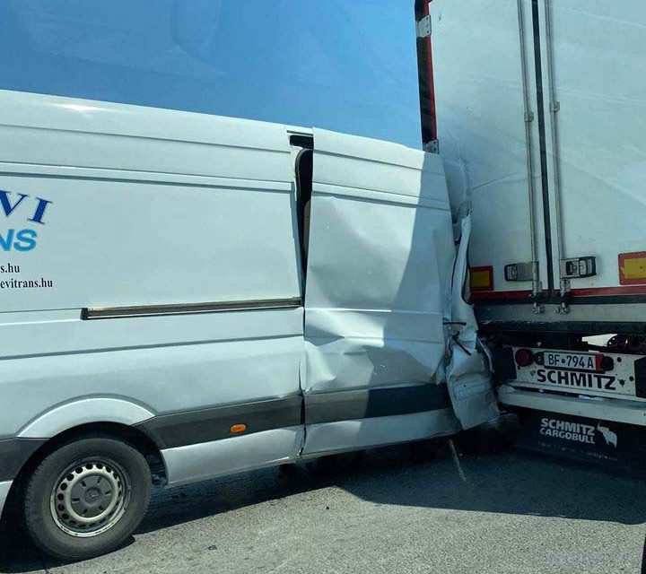 Óriási dugó várható az M3-ason, mentők is érkeztek a baleset helyszínére