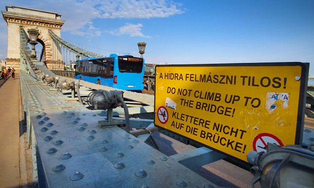 Felmászott egy férfi a Lánchídra, leállították a közlekedést