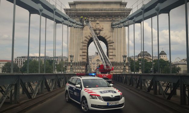 Új fejlemény: Lehozták a Lánchídra felmászott férfit, nem találod ki, hogy mit csinált a pilléren