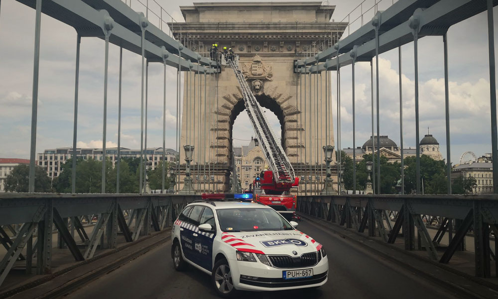 Új fejlemény: Lehozták a Lánchídra felmászott férfit, nem találod ki, hogy mit csinált a pilléren