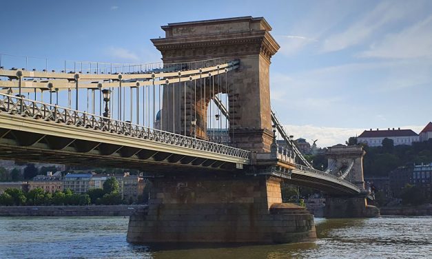 Megint a Lánchídnál történt valami, egy asszony sodródott a Dunában