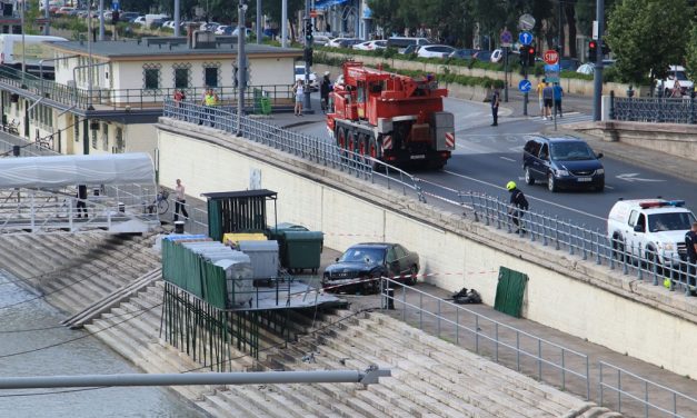 A rakpart korlátját átszakítva majdnem a Dunába zuhant egy Audi