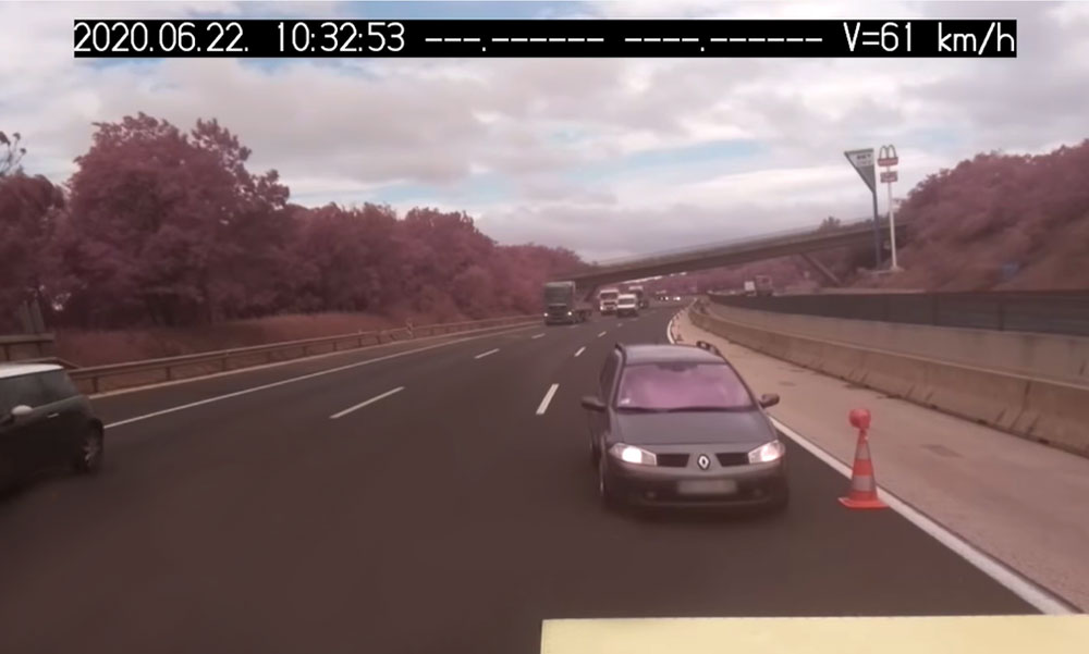 Döbbenetes videó: Az M0-áson egy autós becsapódik a munkaterületet védő járműbe