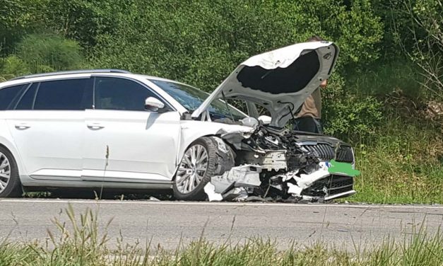 Súlyos baleset a 10-es főúton – mentőhelikopter is érkezett a helyszínre