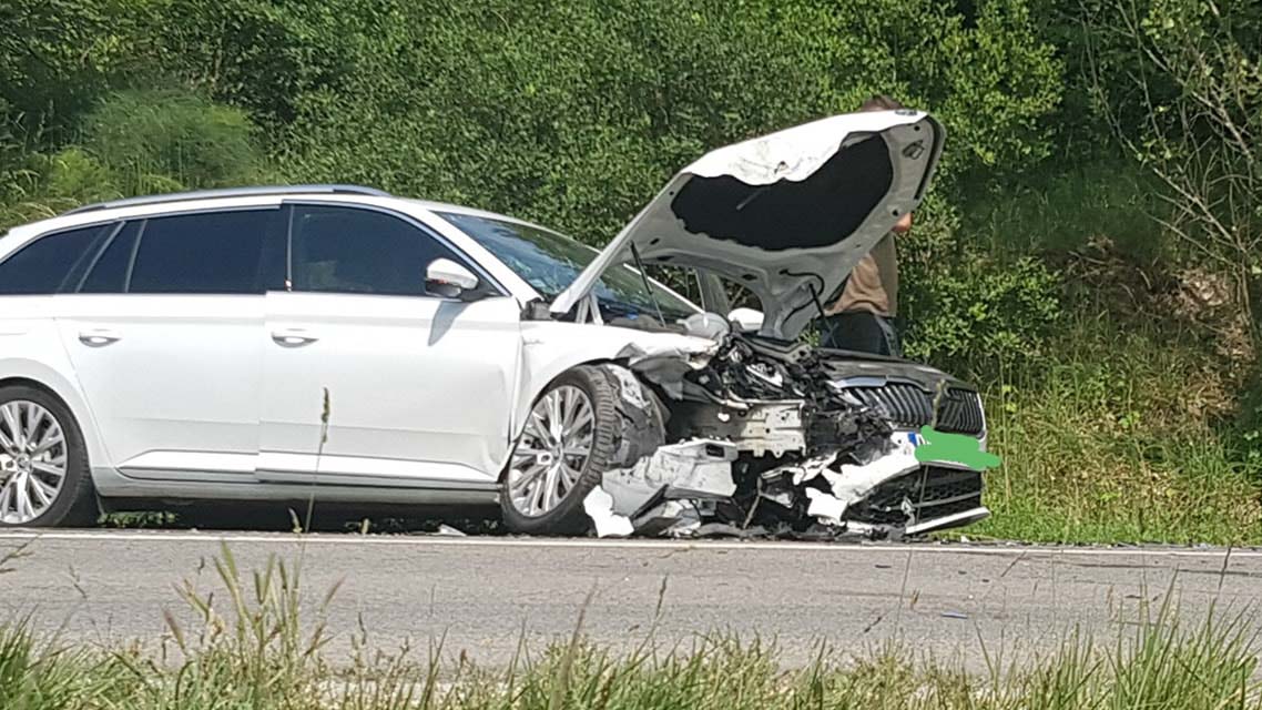 Súlyos baleset a 10-es főúton – mentőhelikopter is érkezett a helyszínre