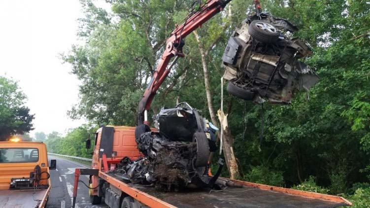 Fának ütközött és kettészakadt egy autó az 1-es főúton – a sofőr a helyszínen meghalt
