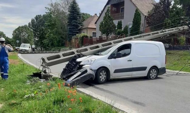 7 villanyoszlopot döntött ki egy autós Veresegyházon