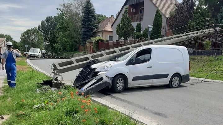 7 villanyoszlopot döntött ki egy autós Veresegyházon