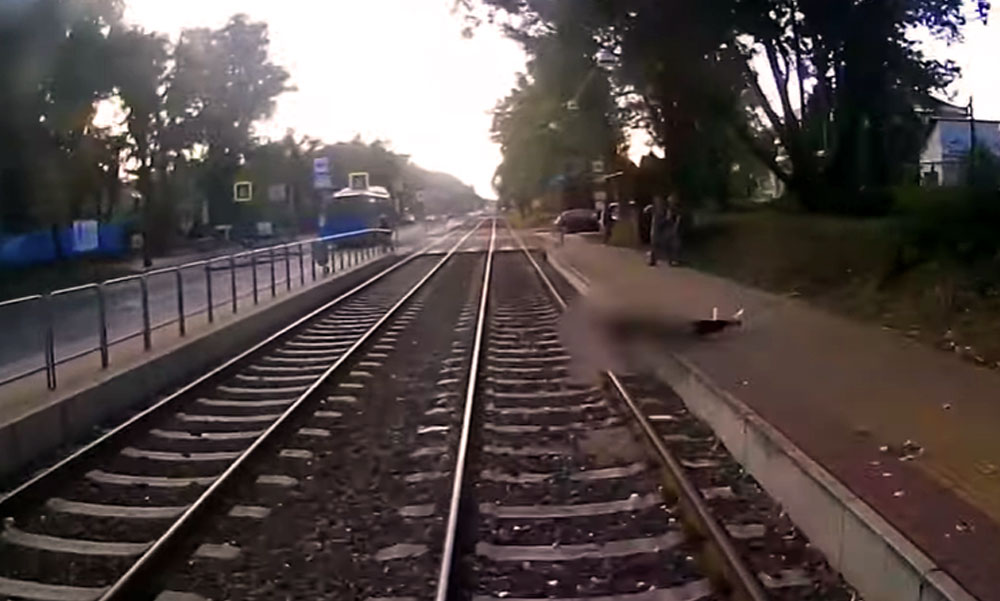 Megrázó felvétel arról, ahogy az érkező villamos alá zuhan egy férfi (18+)
