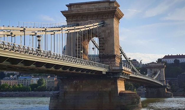 Tetszik nekik a nemrég bevezetett új forgalmi rend – a budapestiek többsége szerint nem kell visszaengedni az autókat a Lánchídra