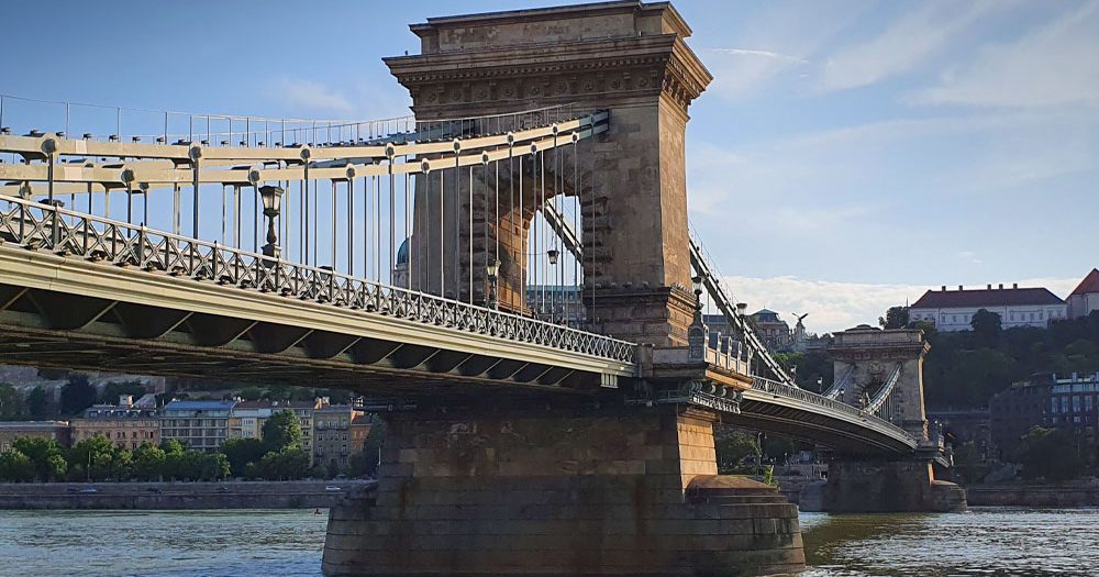 Tetszik nekik a nemrég bevezetett új forgalmi rend – a budapestiek többsége szerint nem kell visszaengedni az autókat a Lánchídra