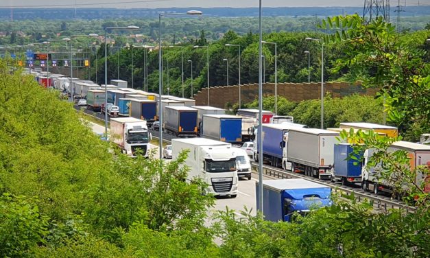 Karambol és útépítések miatt torlódások vannak az M0-áson, M1-esen és az M7-.esen