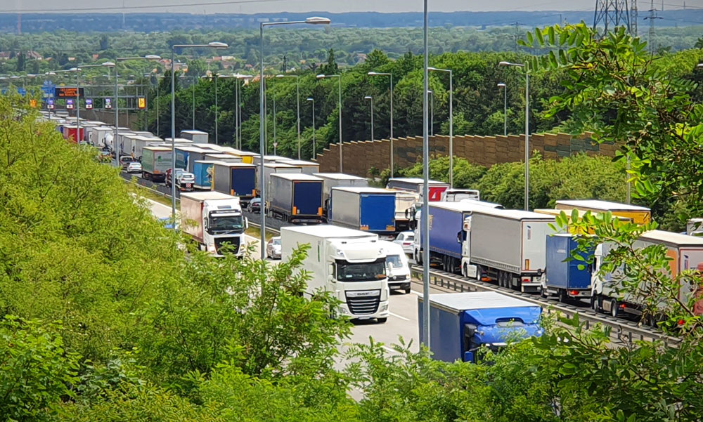 Karambol és útépítések miatt torlódások vannak az M0-áson, M1-esen és az M7-.esen