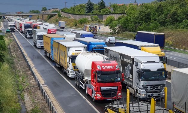 Döbbenetes kamionos vontatás az M7-es autópályán, kész horror, amit csináltak, ilyent még nem láttál