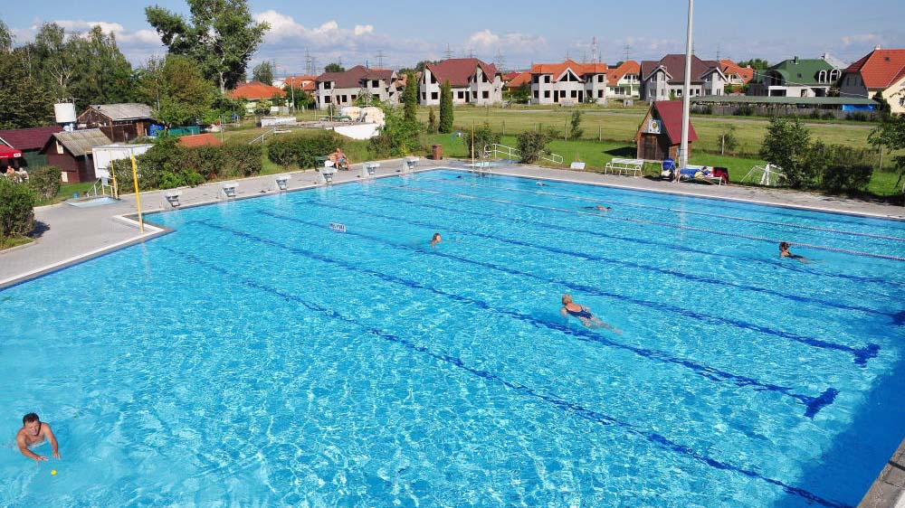 Bezárták a gödi strandot – egy dolgozó elkaphatta a koronavírust