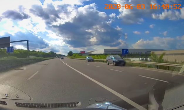 Két autóval egyszerre hajtottak fel rossz irányba az M1-esre, aztán megfordultak