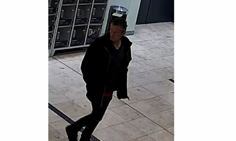 Nagy erőkkel keresi a rendőrség ezt a férfit – Kőbányán fosztott ki egy értékmegőrzőt – fotó