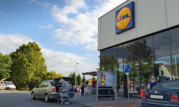 Nagyot szigorít a Lidl, mélyen a zsebünkbe kell nyúlni: csak hétfőig lehet ingyenesen használni az áruház elektromosautó-töltőit