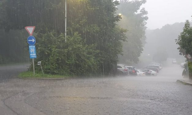 Újból lecsapott a vihar Budapestre és környékére, fák dőltek ki több helyen