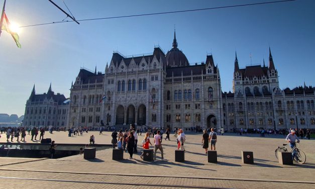 Magyarország és Budapest legismertebb Trianon-emlékműve a Parlament