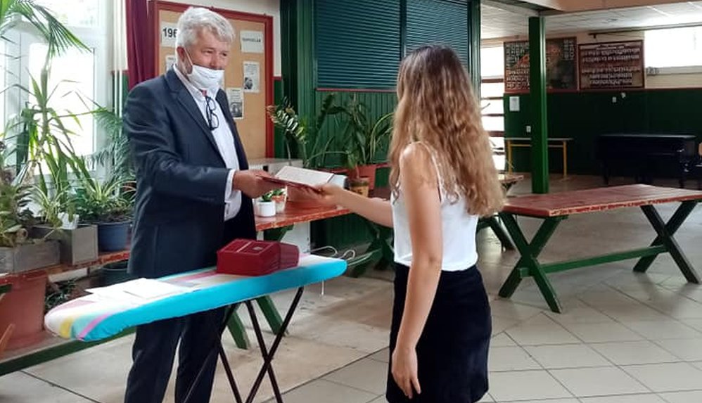 Vasalódeszkáról osztott bizonyítványokat egy budaörsi tanár
