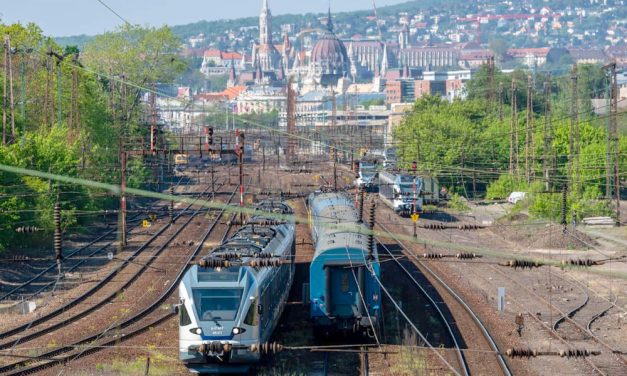 Halálra gázolt a vonat egy embert a Városligetnél, jelentős késésekkel közlekednek a Nyugati pályaudvart érintő járatok, hajnalban Üllőnek  volt halálos gázolás