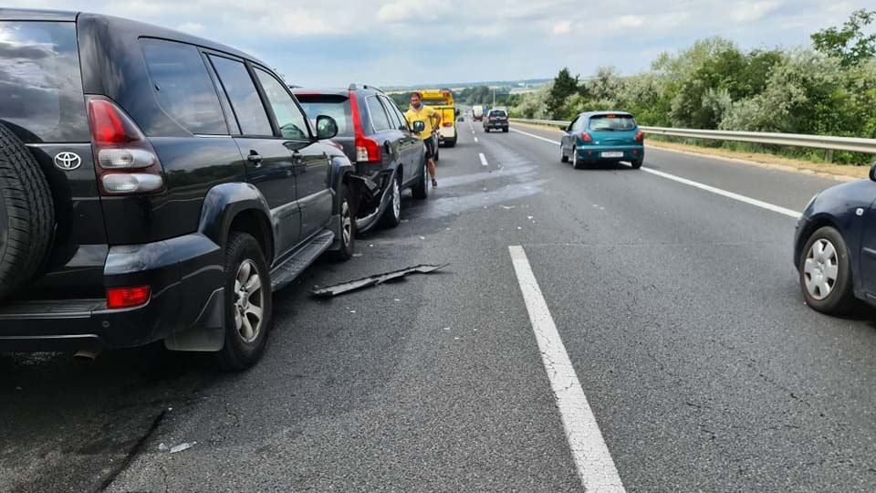 Négy autó rohant egymásba a Könyves Kálmán körúton – A sérültek között gyerekek is vannak