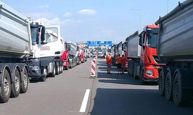 Rengeteg megpakolt teherautóval tesztelik az M0-áson a hárosi hidat, nagy a dugó a környéken