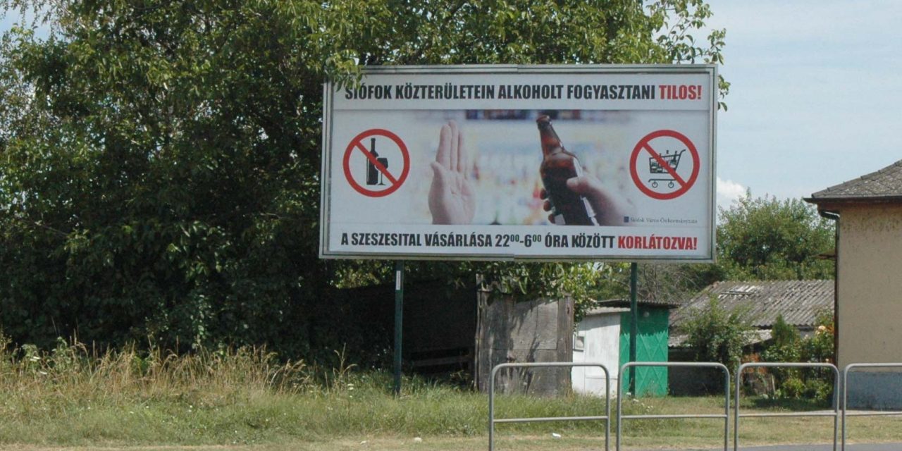 Óriásplakátokon figyelmeztetnek az alkoholstopra Siófok: több polgármester is egyetért a rendelettel