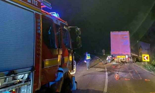 Kamionnal ütközött egy autós, meghalt a 19 éves sofőr