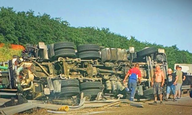 Elválasztó korlátra borult egy kamion az M0-áson: több kilométeres a torlódás mindkét irányban