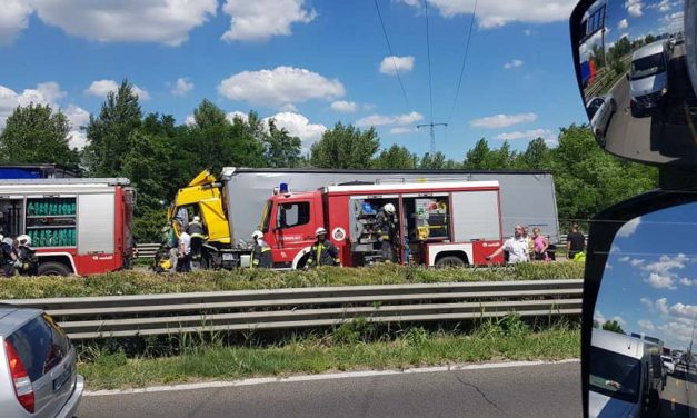 Súlyos kamionbaleset az M1-esen, több kilométeres a sor az autópályán