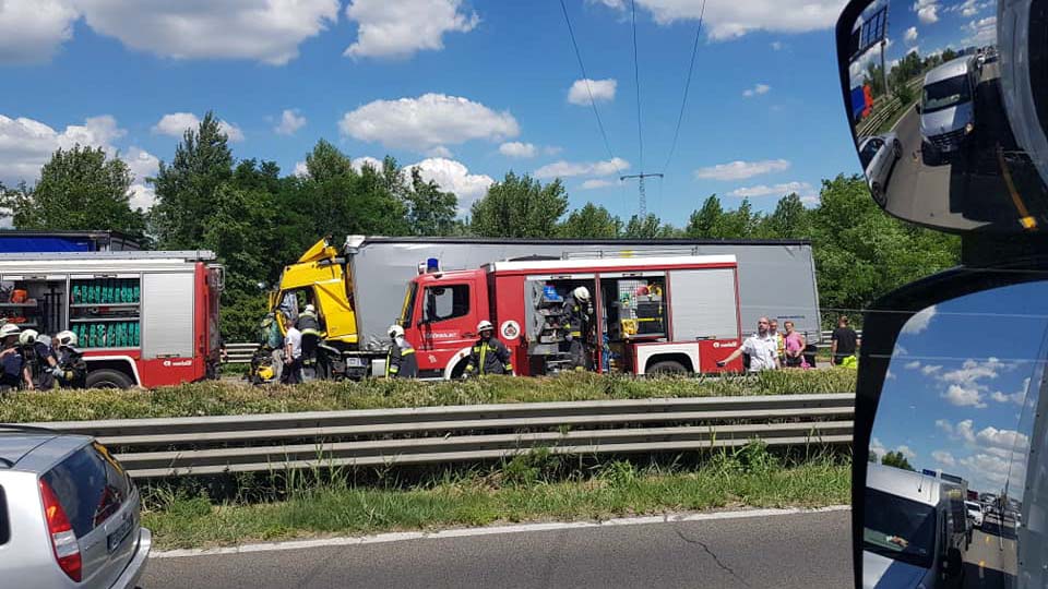 Súlyos kamionbaleset az M1-esen, több kilométeres a sor az autópályán