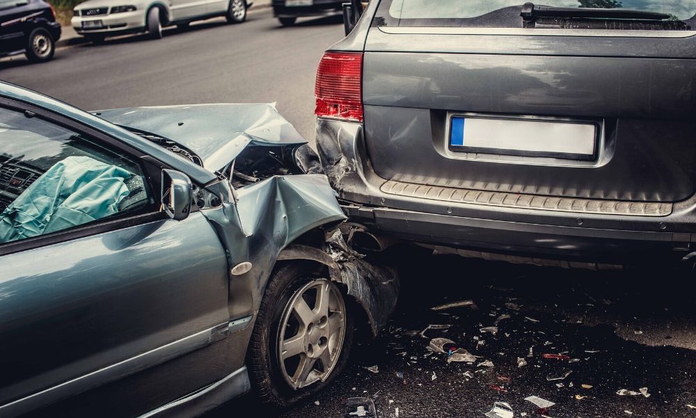 Durva baleset Dabas közelében: két autó frontálisan ütközött