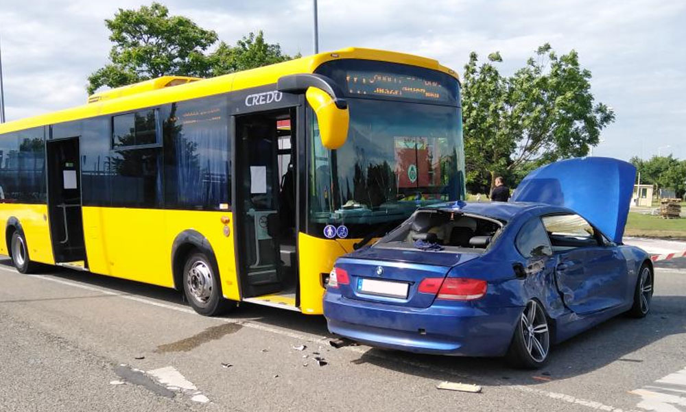 Sport BMW ütközött egy Volánbusszal és teherautóval