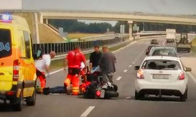 Motoros ütközött egy autóval az M4-esen: nagy a torlódás