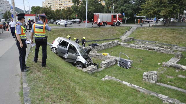 Begurult egy autó a római romok közé: a sofőrt ki kellett menteni a roncsból