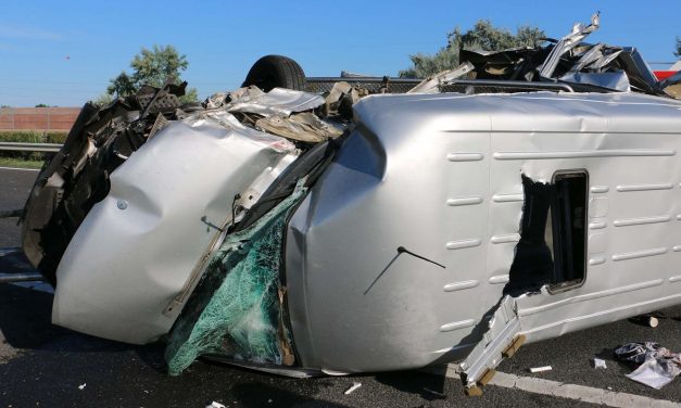 Meghalt az M7-esen felborult kisbusz egyik utasa
