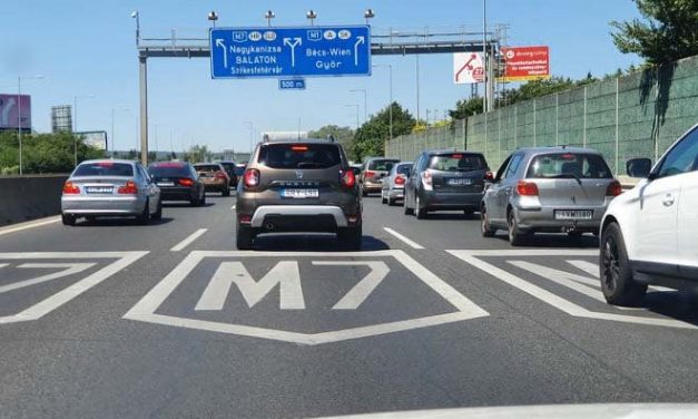 Két autó rohant egymásba az M7-esen Tárnok közelében, hatalmas a torlódás, sérült is van