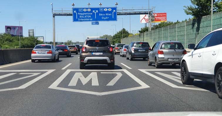 Két autó rohant egymásba az M7-esen Tárnok közelében, hatalmas a torlódás, sérült is van