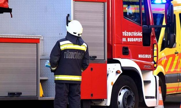 Kútba zuhant egy tinilány Pest vármegyében, egy tűzoltó ereszkedett le érte a vízbe