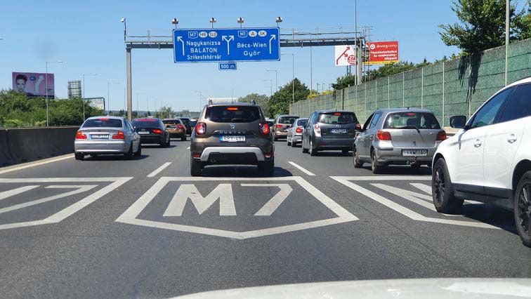 Káosz az M7-esen: Martonvásárig szinte áll a forgalom