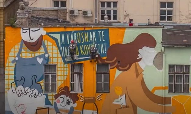 Új falfestmény díszíti a Károly körúton álló tűzoltóság homlokzatát