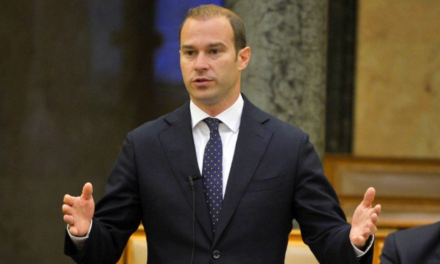 Koronavírusos lett Hollik István a Fidesz kommunikációs igazgatója, miatta került karanténba több kormánytag