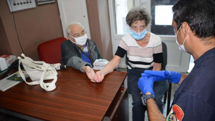 62 évvel ezelőtt húzta fel férje az idős asszony újjára a gyűrűt, a tűzoltók szedték le azt