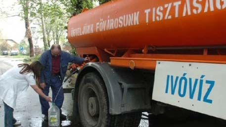 Nincs víz Budapest egy részén: lajtoskocsikkal segítik a lakókat