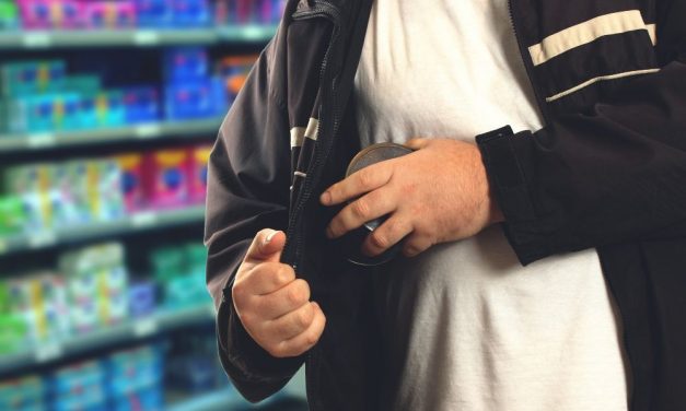 A buszon tépte ki egy ki egy idős asszony nyakából az aranyláncot ez a férfi